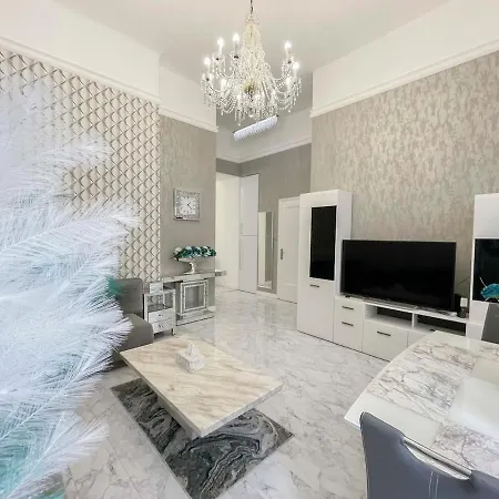 아파트 In Centre Of *