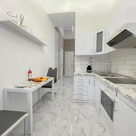 아파트 In Centre Of *